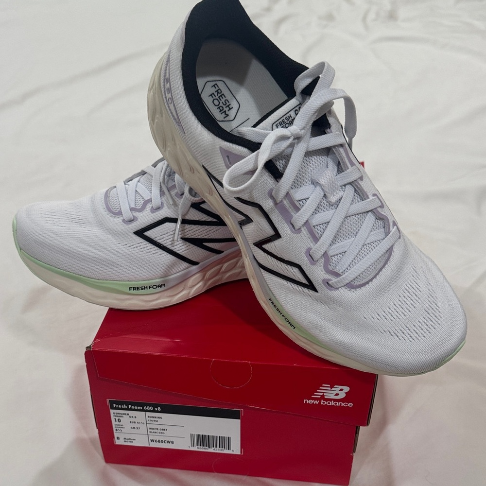 New Balance Women's White and Black Athletic Shoes